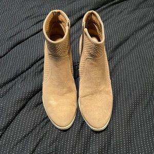 Heel boots , good condition